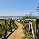 Just Steps From The 아파트 비비오네