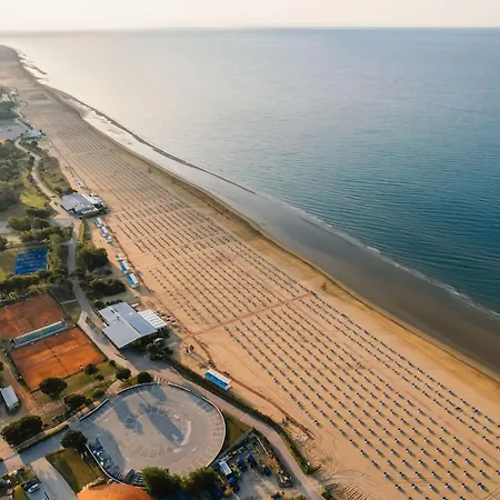 Just Steps From The Lägenhet Bibione